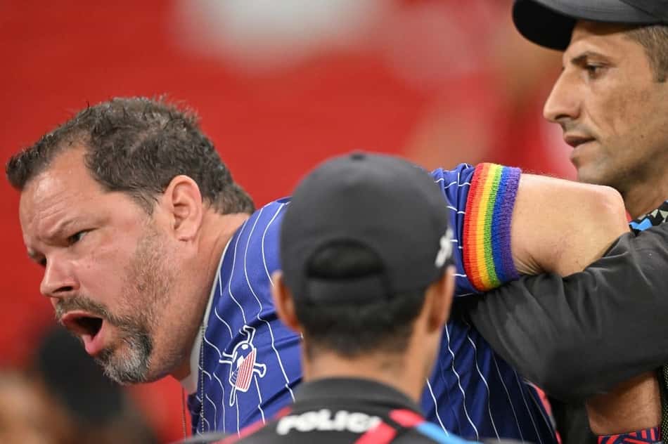 Torcedor dos Estados Unidos é detido por usar braçadeira arco-íris na Copa do Mundo