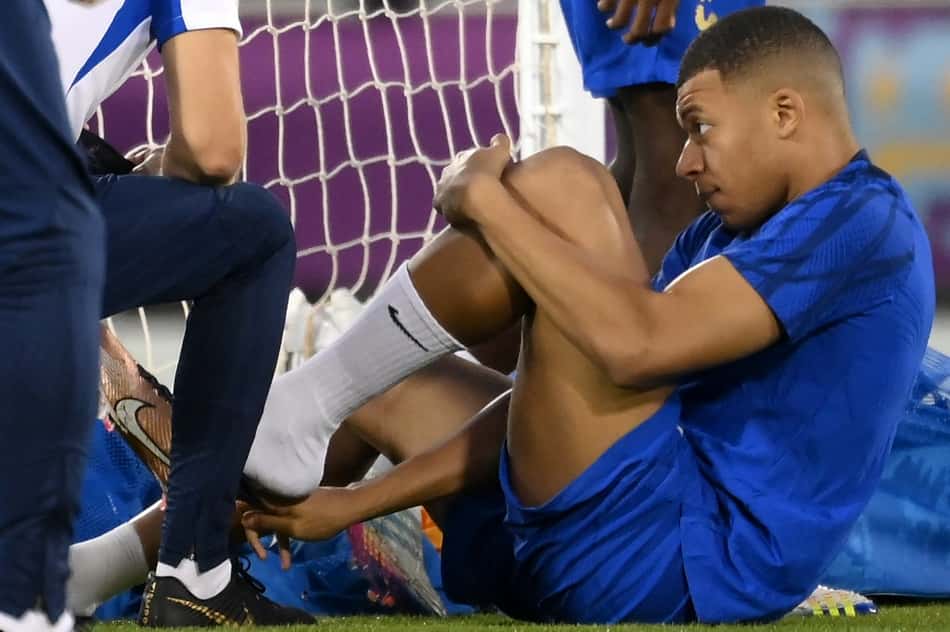 Copa do Mundo: Mbappé participa de treino da França com dores no tornozelo