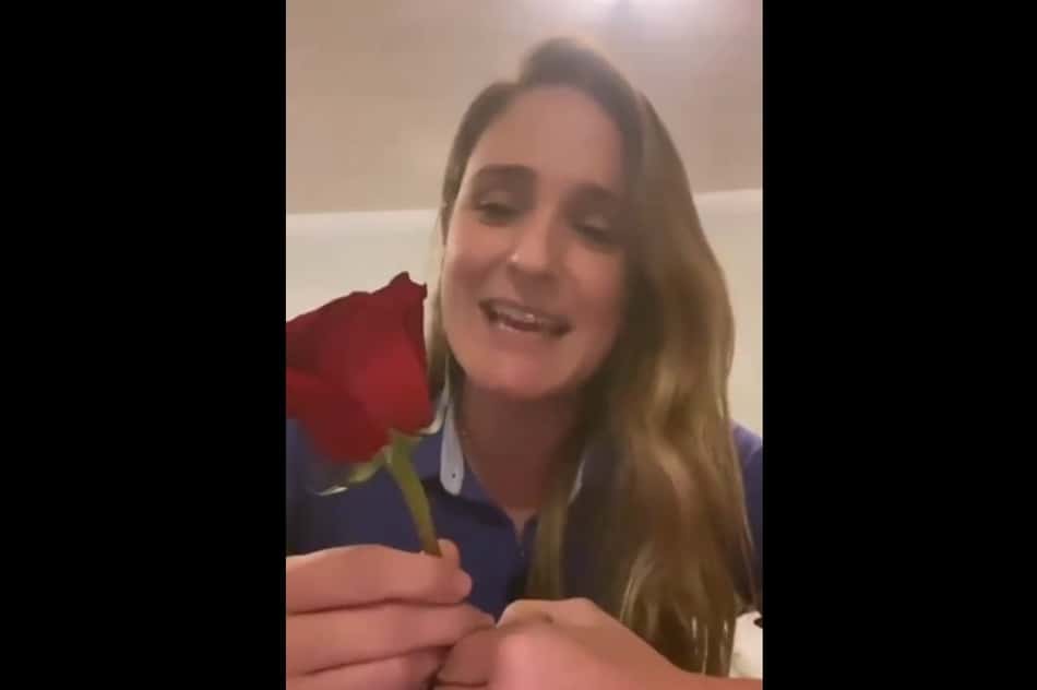 Vítima de assédio na Copa de 2018, repórter da Globo recebe rosa no Qatar e se emociona na web