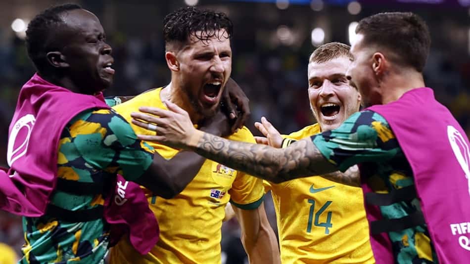 Austrália vence a Dinamarca e avança às oitavas pela segunda vez em uma Copa do Mundo
