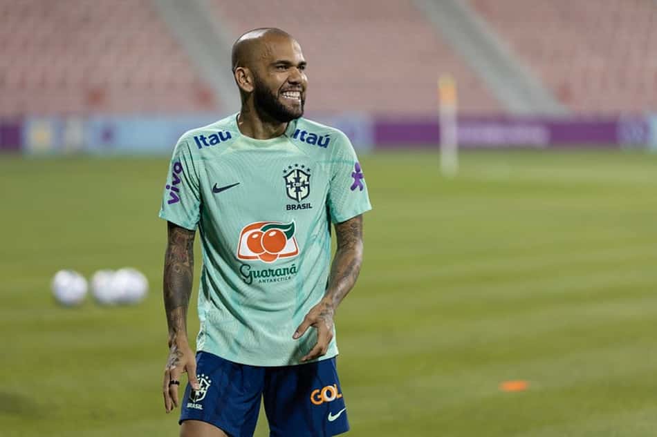 Dani Alves será o capitão da Seleção Brasileira contra Camarões