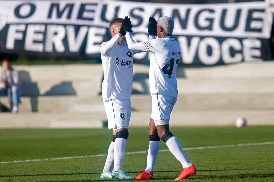 Jeffinho marca hat-trick pelo Botafogo na Europa, e torcedores não perdoam: 'Ultrapassou Gabigol'