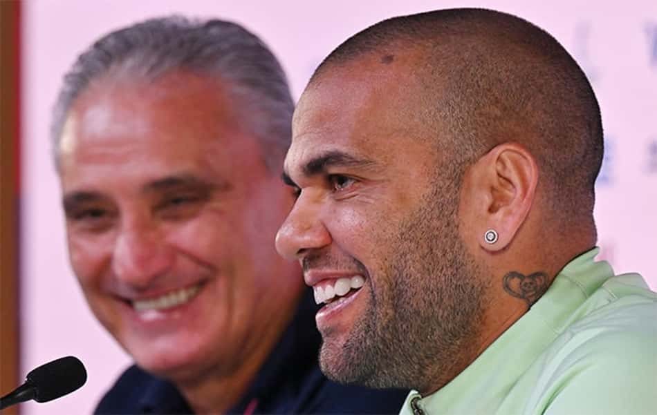 Daniel Alves celebra jogar pela Seleção e diz: 'Se tiver que tocar pandeiro, eu vou ser o melhor pandeirista'