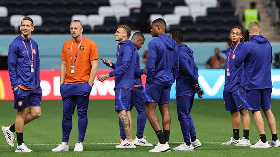 Zagueiros da Holanda retornam aos treinos, mas Van Gaal pode ter problema no meio-campo