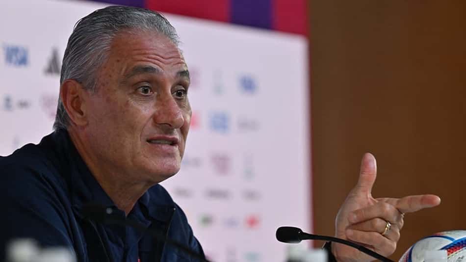 Tite explica o motivo de não ter entrado com Daniel Alves contra a Suíça: 'Características diferentes'