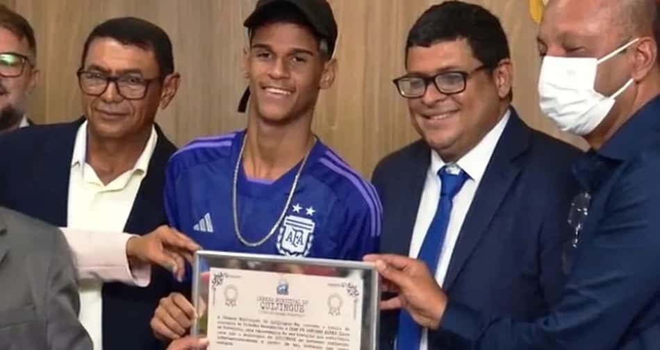 Com camisa da Argentina, Luva de Pedreiro recebe título de cidadão benemérito em sua cidade natal