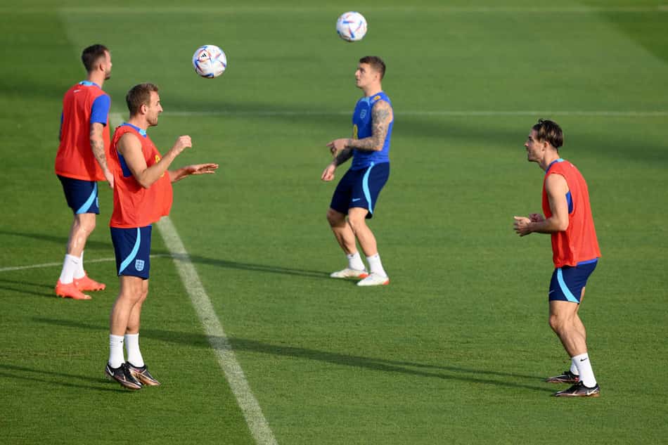 Confinados na concentração, jogadores da Inglaterra aproveitaram folga com piscina, ioga e visita ilustre