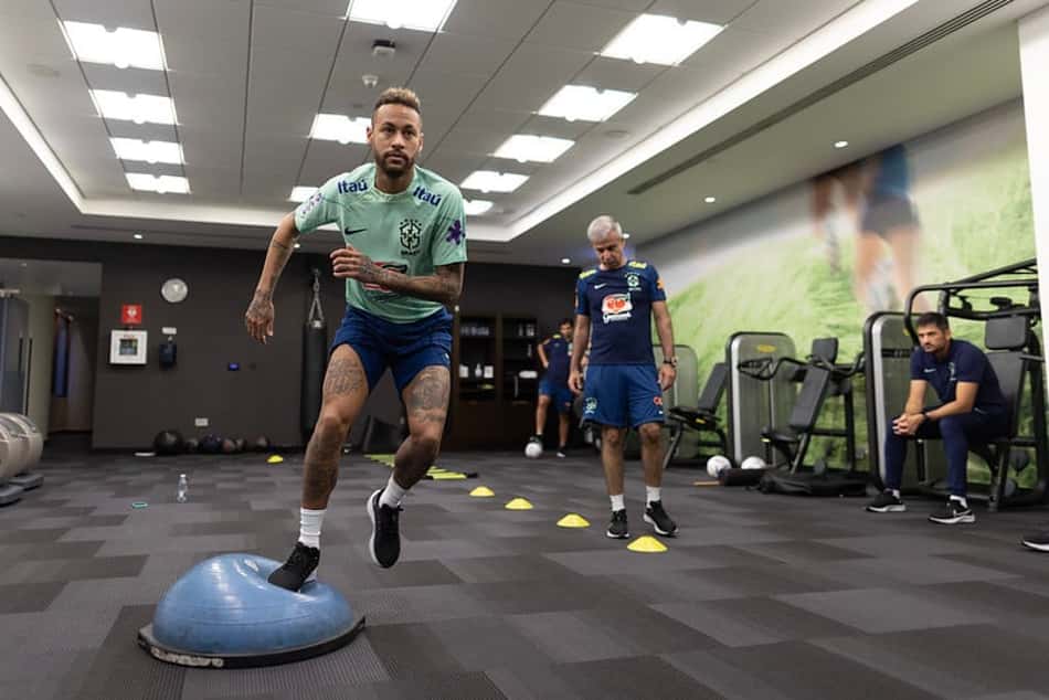 Seleção Brasileira: Danilo e Alex Sandro treinam no campo; Neymar faz trabalho no hotel