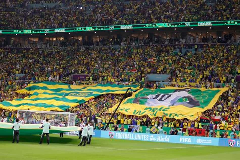 Torcida brasileira faz homenagem a Pelé antes da partida contra Camarões na Copa do Mundo
