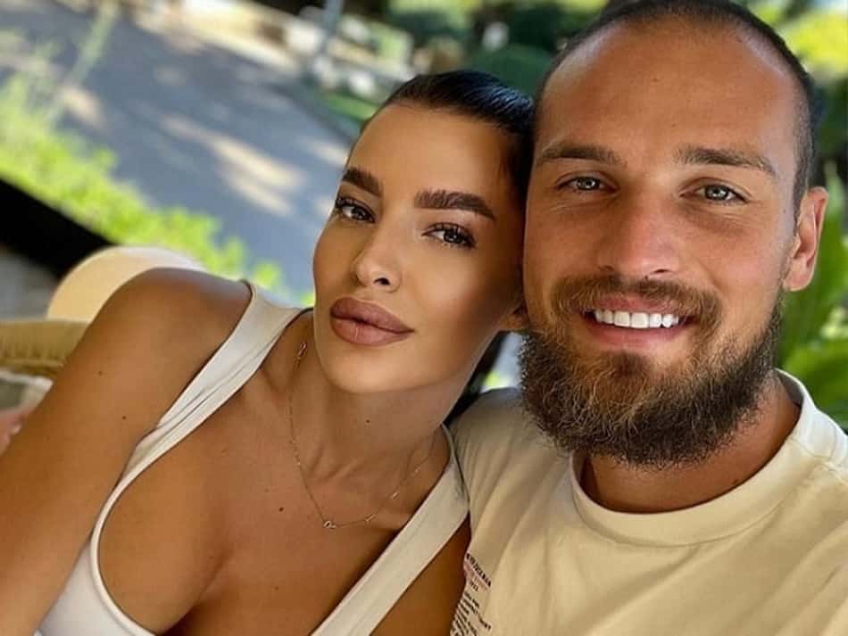 Esposa de goleiro da Sérvia foi alvo de boatos de traição com atacante Vlahovic