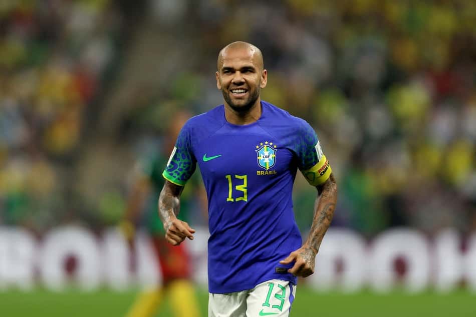 Contestado, Daniel Alves se torna único lateral disponível na Seleção Brasileira