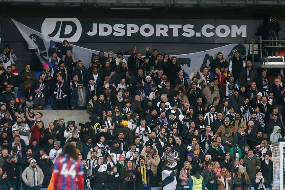 Jogadores do Botafogo são aplaudidos pelos torcedores após empate com Crystal Palace