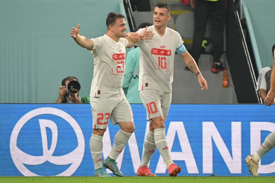 Jogadores do Kosovo parabenizam Xhaka e Shaqiri, da Suíça, após vitória sobre a Sérvia