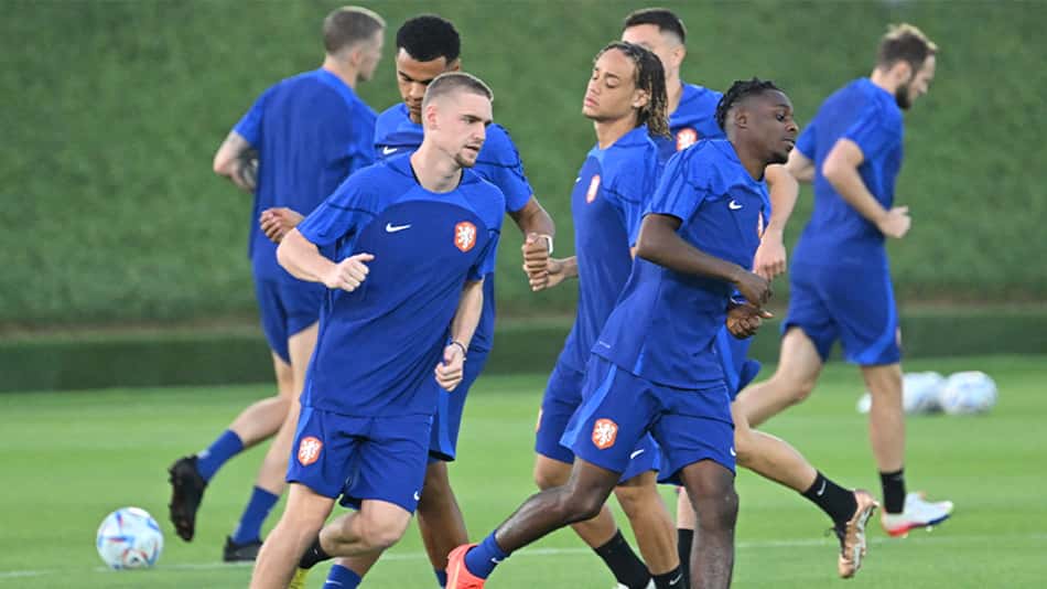 Copa do Mundo: Holanda tem quatro jogadores pendurados para jogo contra a Argentina