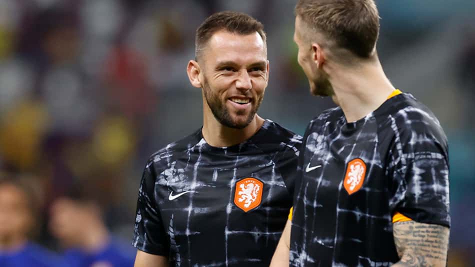Zagueiro da Holanda realiza trabalhos específicos e preocupa para sequência da Copa do Mundo