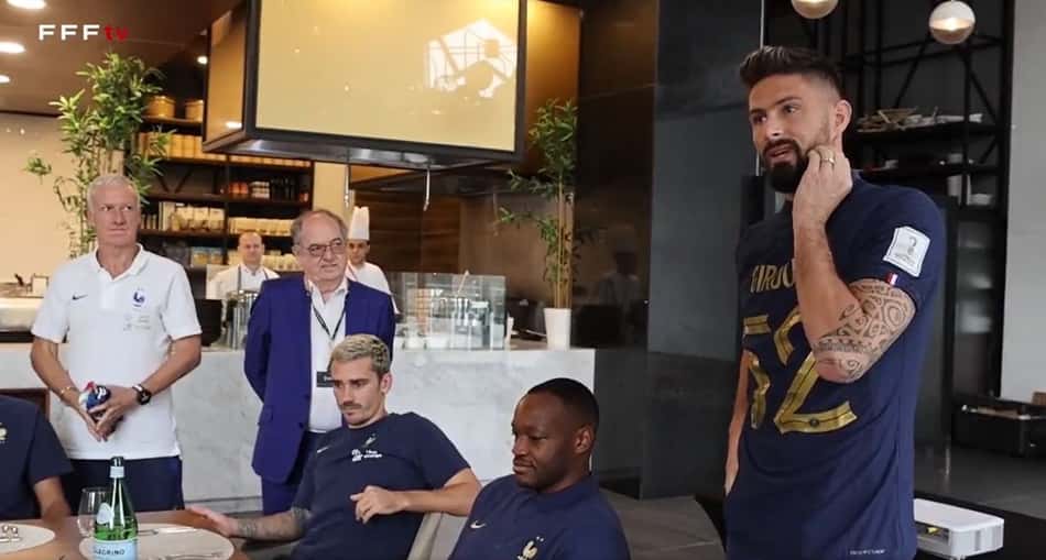 VÍDEO: Giroud recebe homenagem em concentração da França e faz discurso
