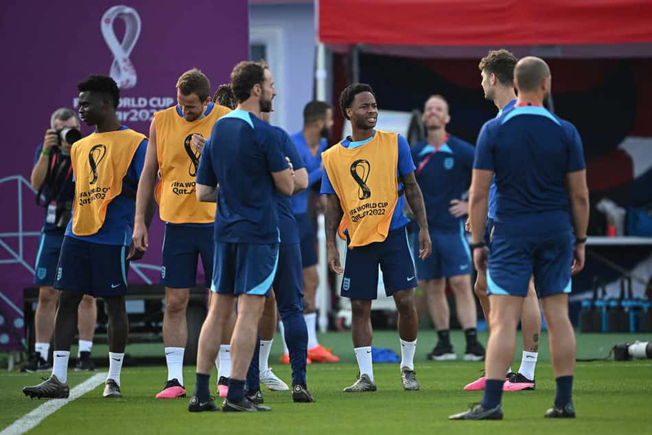 Sterling volta a treinar com a Inglaterra, mas não deve ser titular contra a França