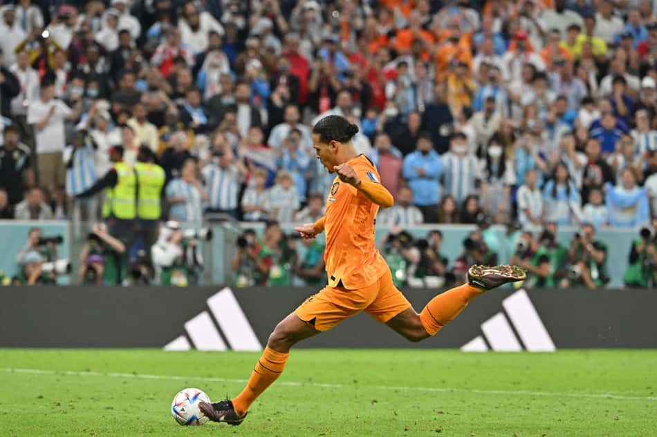 Virgil van Dijk em ação na partida entre Holanda x Argentina na Copa de 2022.