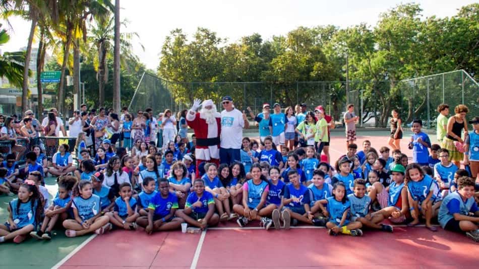 Crianças recebem presentes na Festa de Natal do Projeto Tênis na Lagoa
