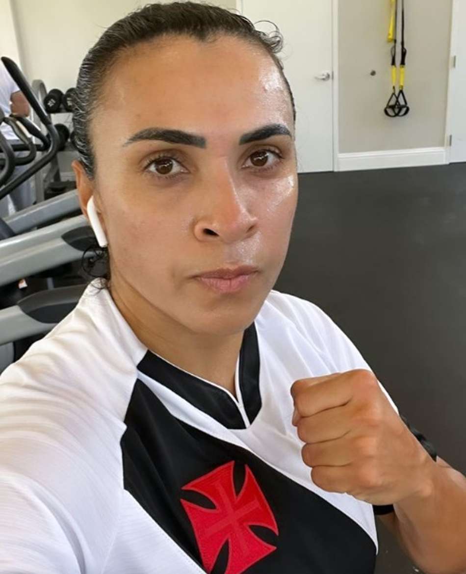 Marta tira foto com camisa do Vasco e torcida brinca: 'Reforço de peso'
