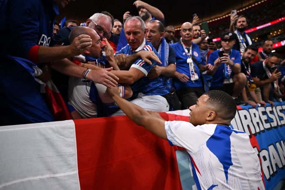 Copa do Mundo: Mbappé acerta chute em torcedor e vai à arquibancada se desculpar