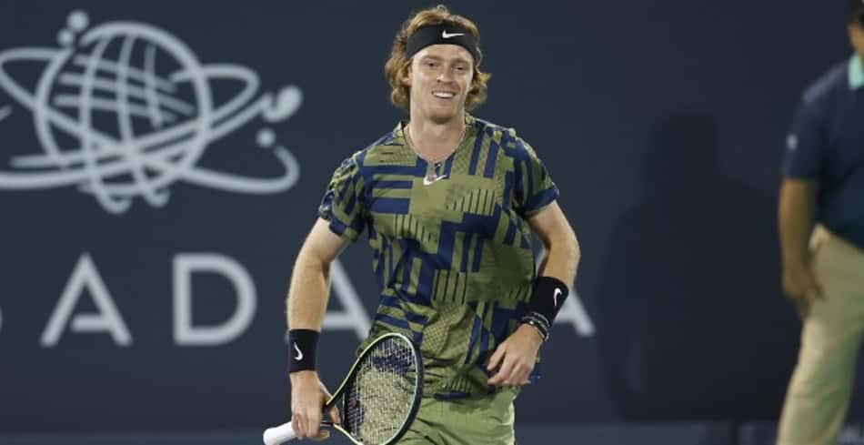 Rublev arrasa Alcaraz e decide o título contra Tsitsipas em Abu Dhabi