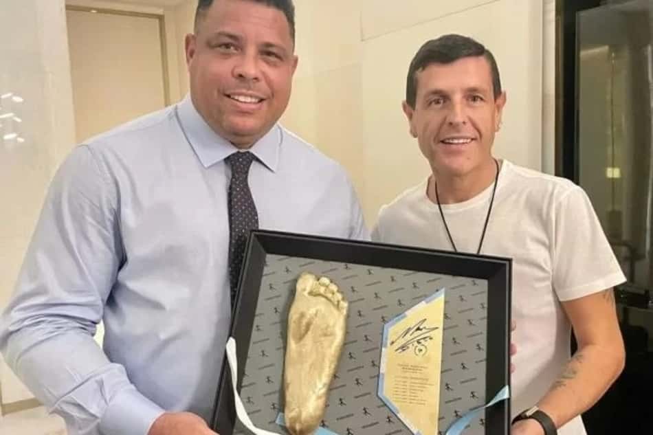 Ronaldo Fenômeno é presenteado com molde do pé esquerdo de Maradona