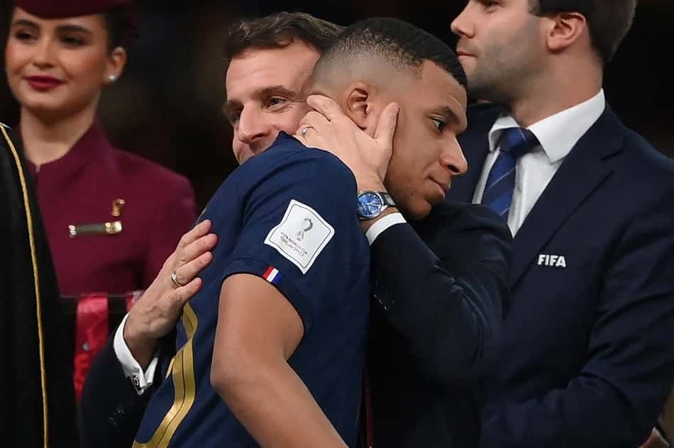 Atacante Kylian Mbappé e o presidente da França, Emmanuel Macron (Foto: Franck Fife/AFP)