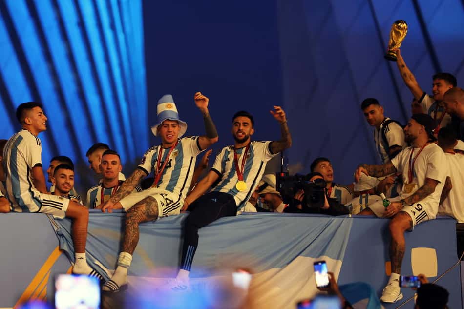 jogadores argentinos desfilam Lusail Boulevard, Lusail, Qatar