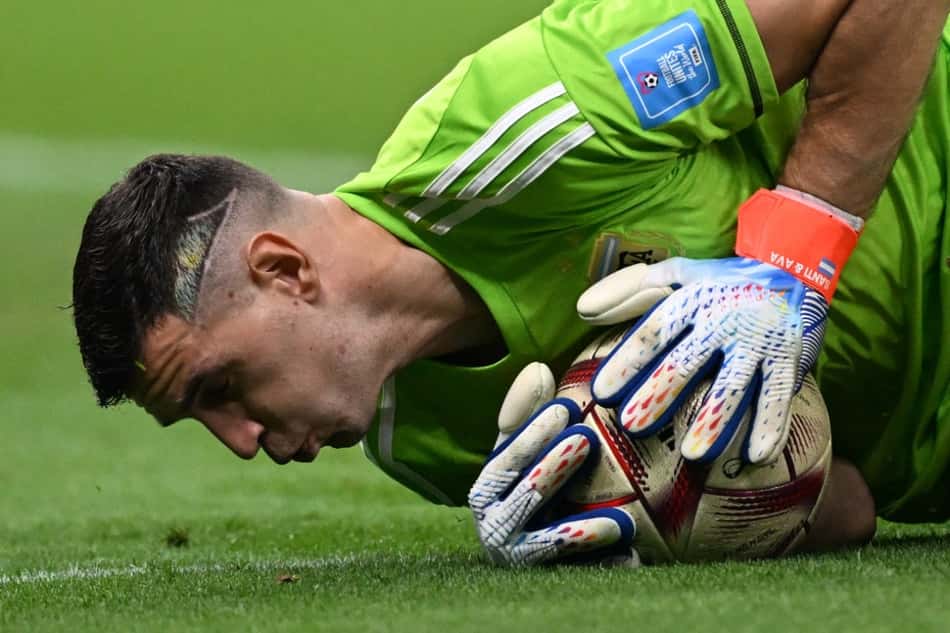 Goleiro da Argentina dá 'patada' em torcedor durante festejo argentino
