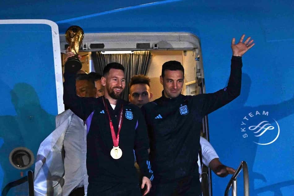 Em casa! Avião com seleção da Argentina chega a Buenos Aires