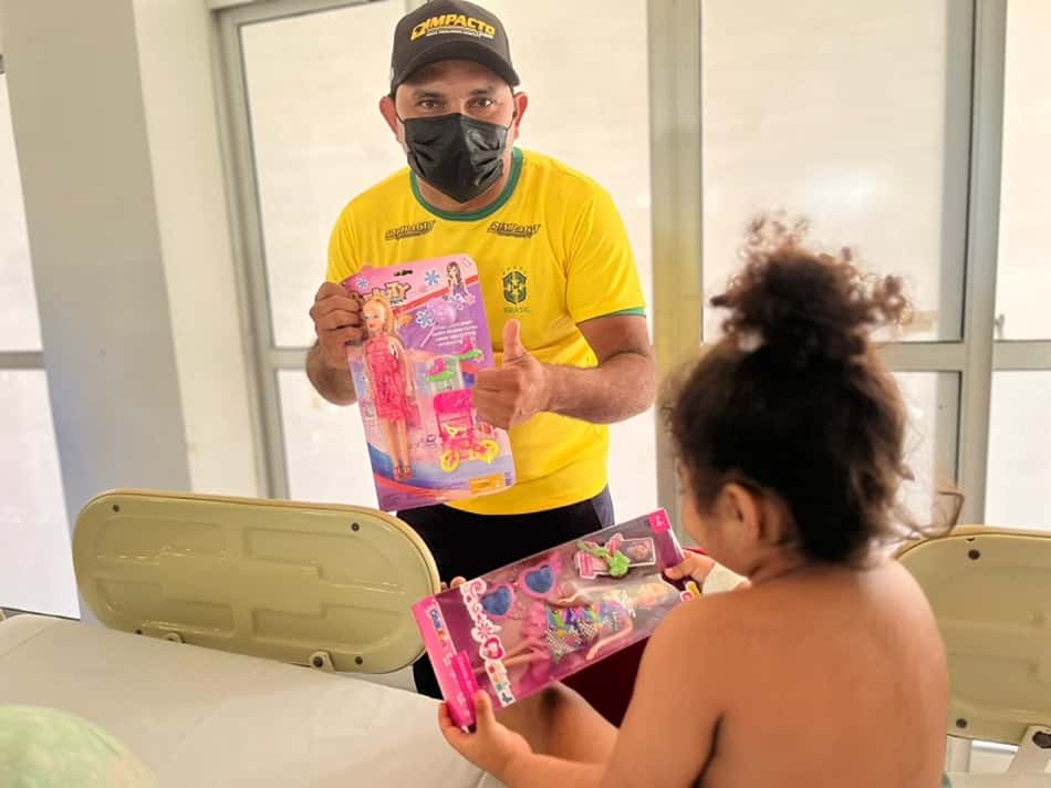 Bill Morais visita hospital infantil na cidade de Fortaleza