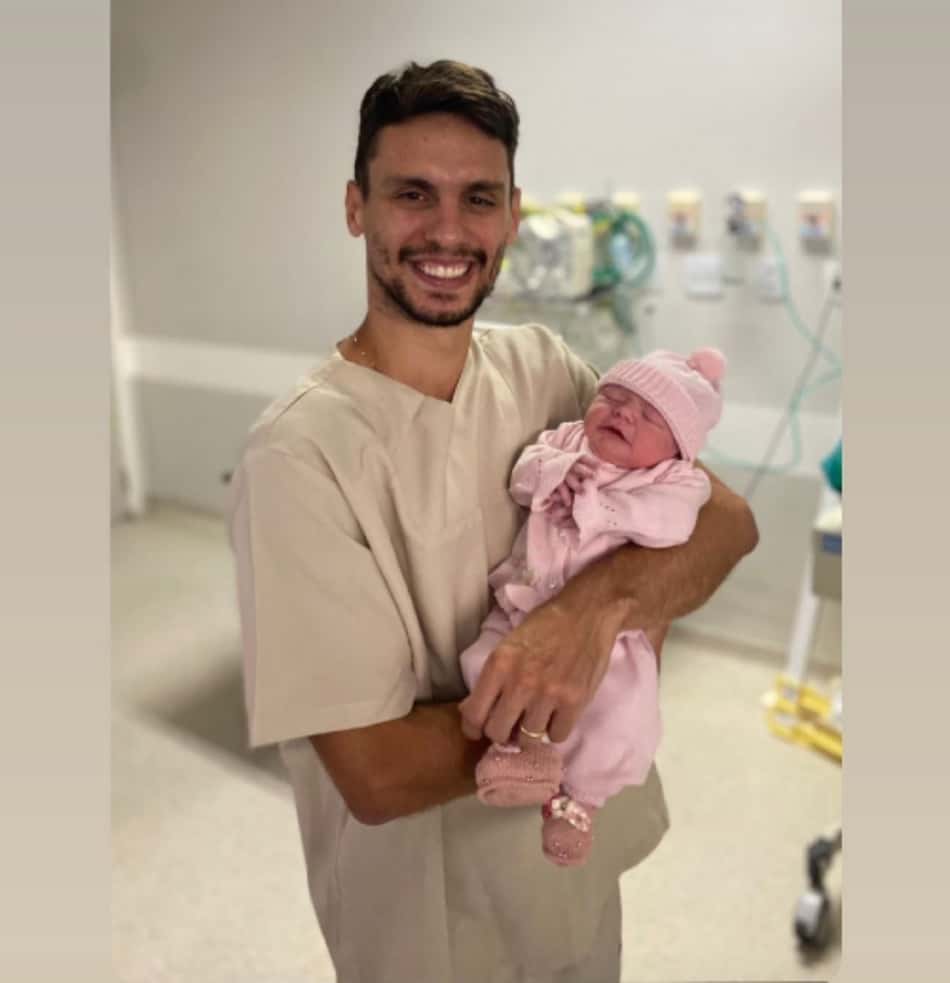 Rodrigo Caio, do Flamengo, celebra nascimento da filha nas redes sociais