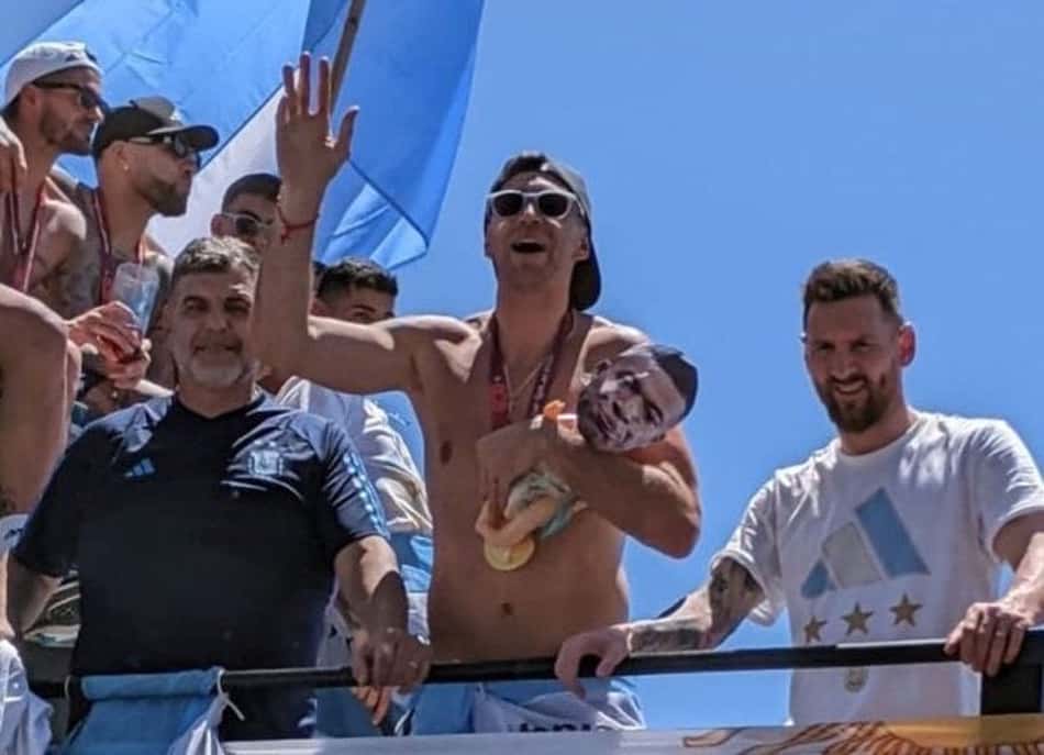 Ao lado de Messi, Martínez provoca Mbappé em comemoração da Argentina