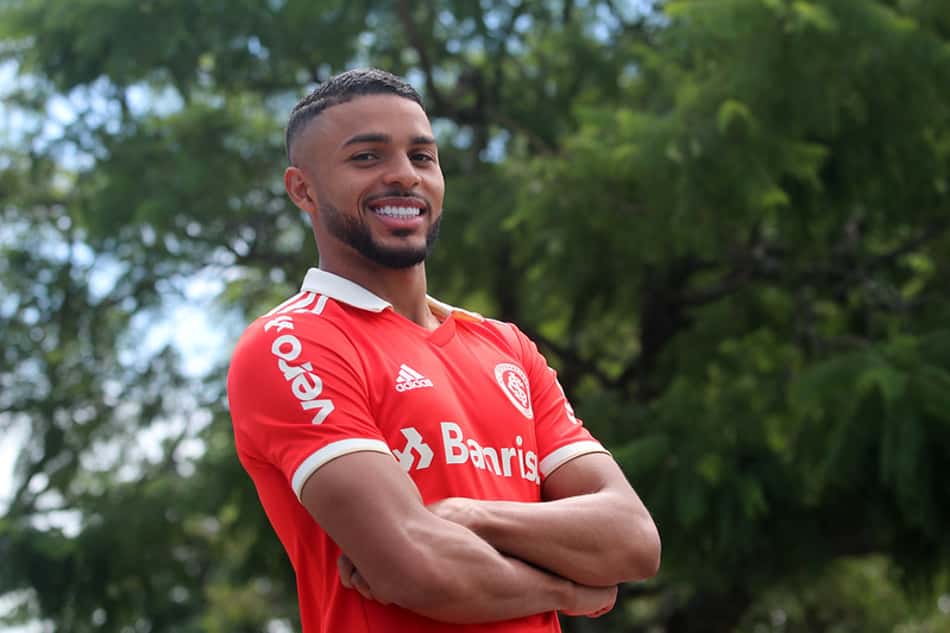 Após ser comprado pelo Internacional, Wanderson comemora permanência