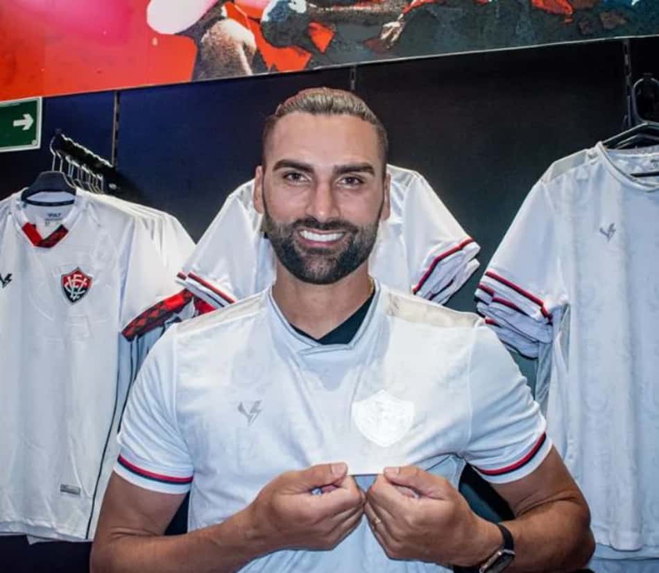 Léo Gamalho é apresentado como novo reforço do Vitória