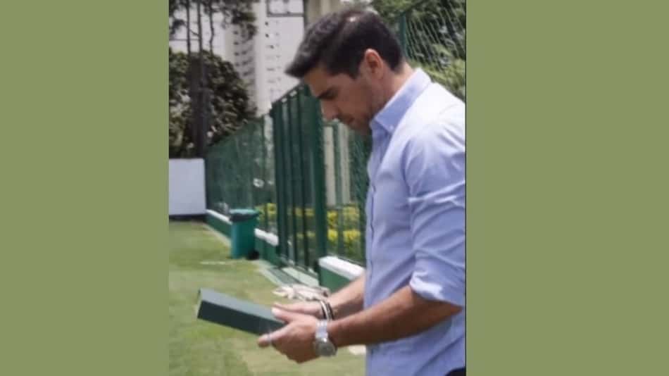 Palmeiras e Abel Ferreira lançam nova versão de livro; técnico vira ator