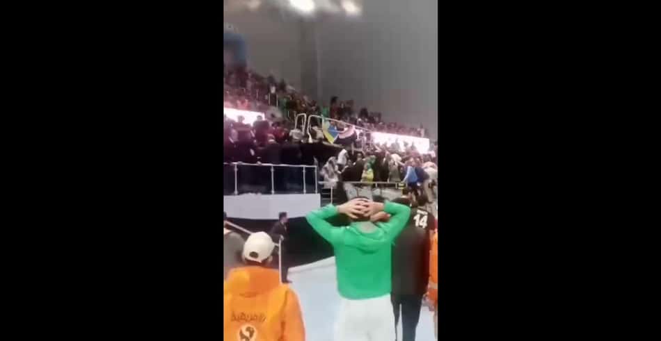 Arquibancada desaba e 72 pessoas ficam feridas durante jogo de basquete, no Egito