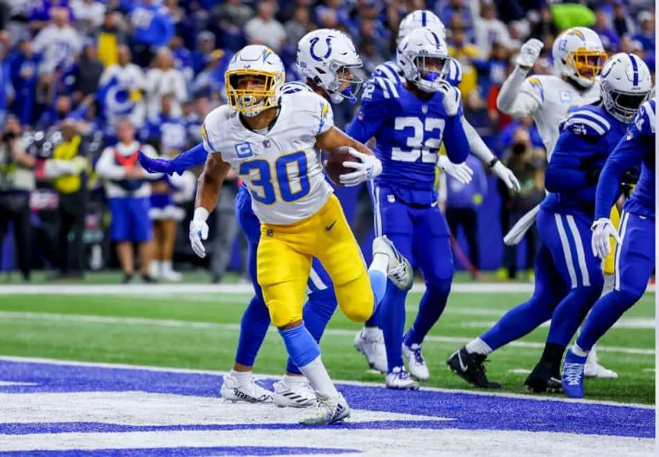 Los Angeles Chargers vence o Indianapolis Colts e se garante nos playoffs pela 1ª vez desde 2018