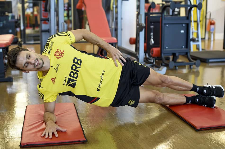 Médico do Flamengo abre o jogo sobre situação física de Rodrigo Caio