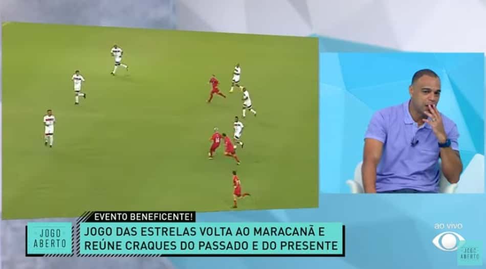 Denílson brinca com caneta de Arrascaeta em Carlos Alberto: 'Pega pilha não'