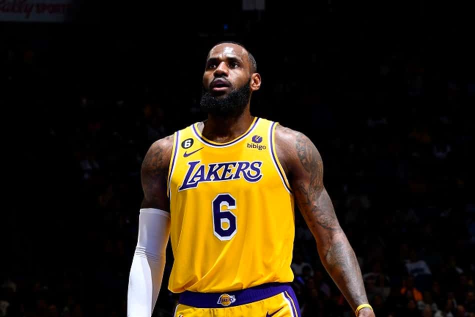 LeBron James faz 38 anos, mas é hora de pedir troca no Lakers