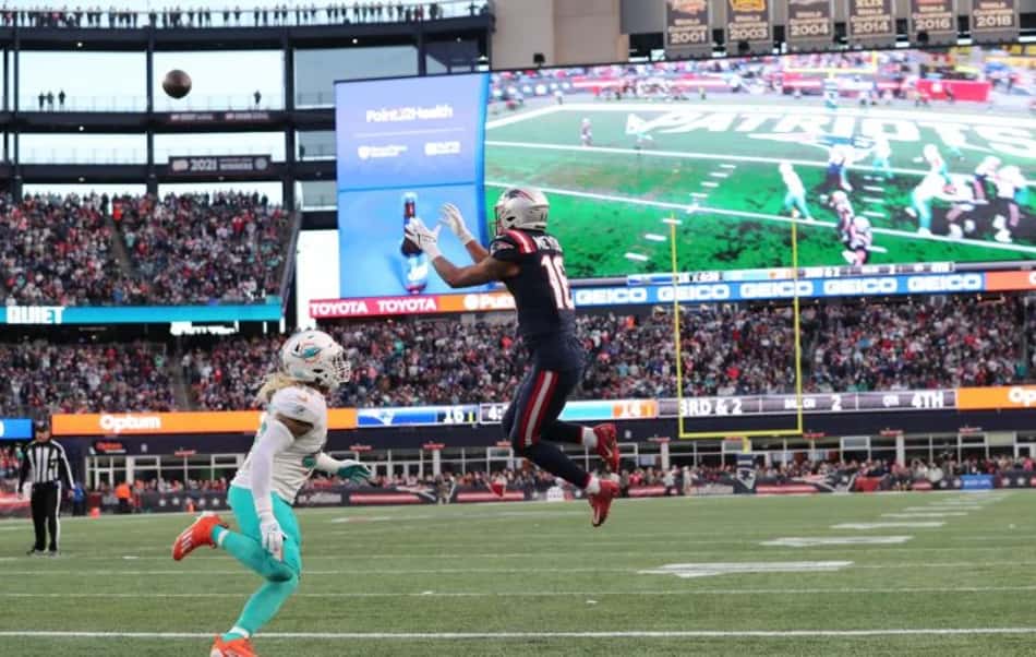 New England Patriots vence decisão contra Miami Dolphins e fica perto dos playoffs da NFL