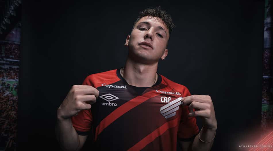 Athletico-PR anuncia a contratação do atacante chileno Luciano Arriagada
