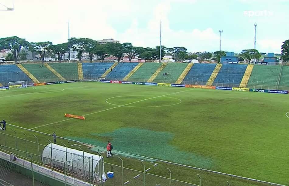 Em jogo da Copinha, transmissão flagra gramado sendo pintado de verde