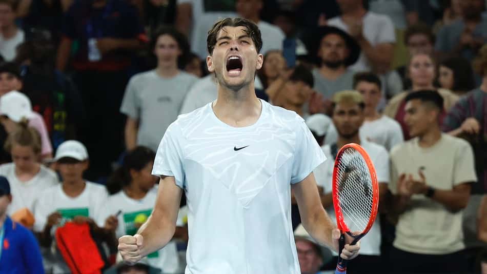 Fritz derruba Tsitsipas de Monte Carlo e responde grego