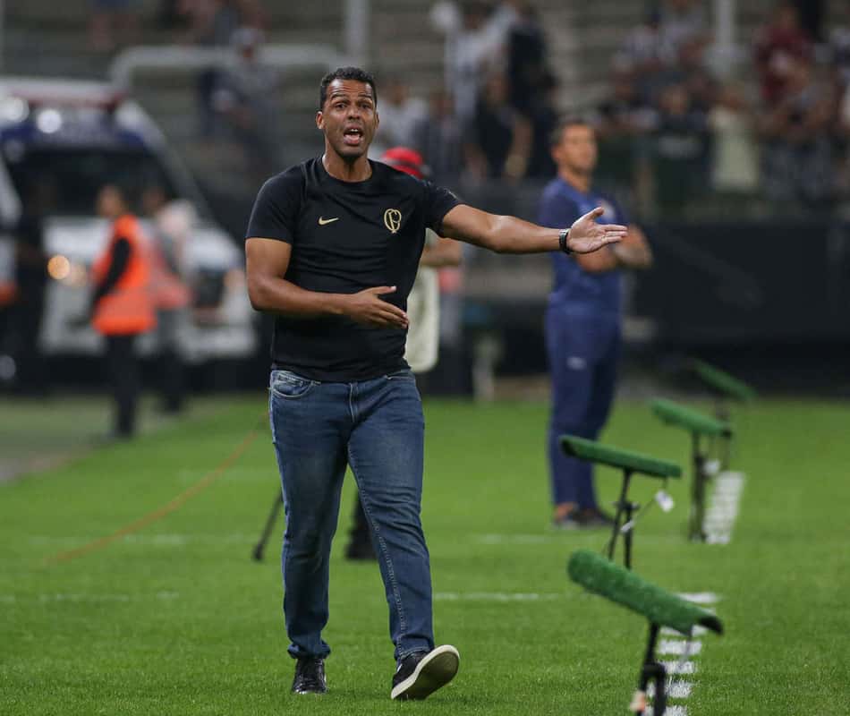 Após primeira vitória como técnico efetivo do Corinthians, Lázaro fala sobre vestiário do clube
