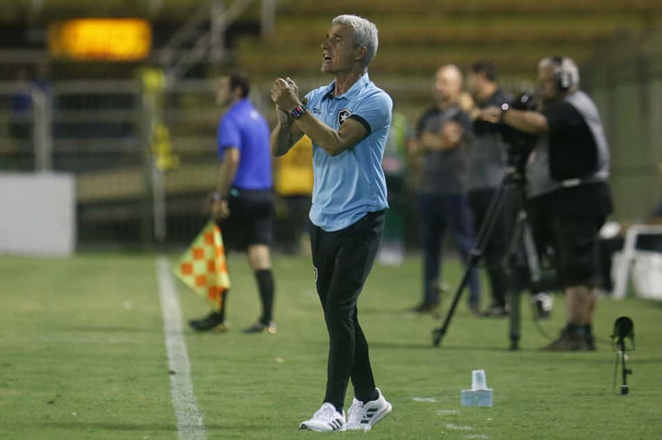 Luís Castro valoriza triunfo e diz que Botafogo precisa de tempo para evoluir: 'Estamos no início do trabalho'