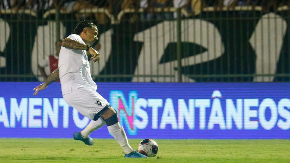 Cuesta se desdobra em campo e ganha moral em 'disputa interna' na zaga do Botafogo