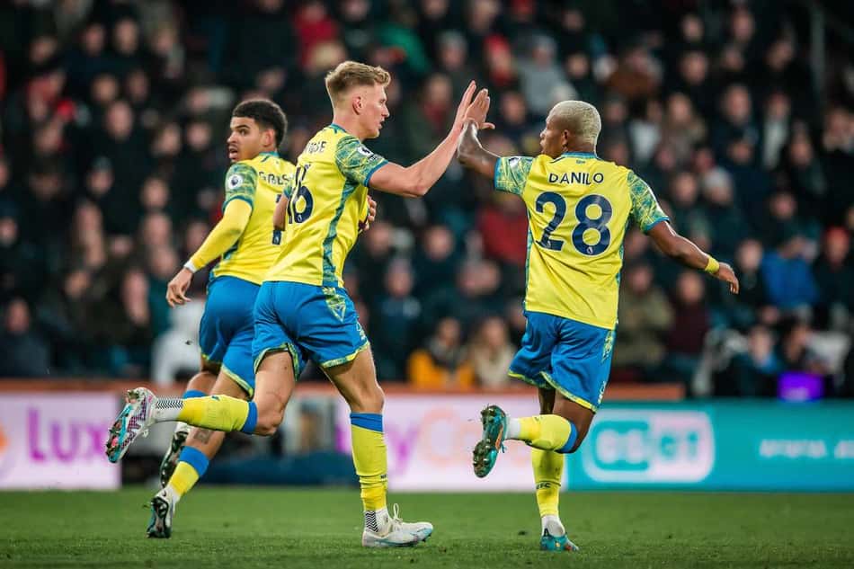 Scarpa ajuda Danilo com tradução em sua estreia pelo Nottingham Forest